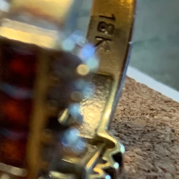 18Kt Gold Garnet Ring - Picture 3 of 5